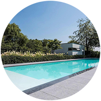 Die Schwimmbahn mit einem sehr raffinierten Design passt perfekt in ein Haus oder in den Garten.